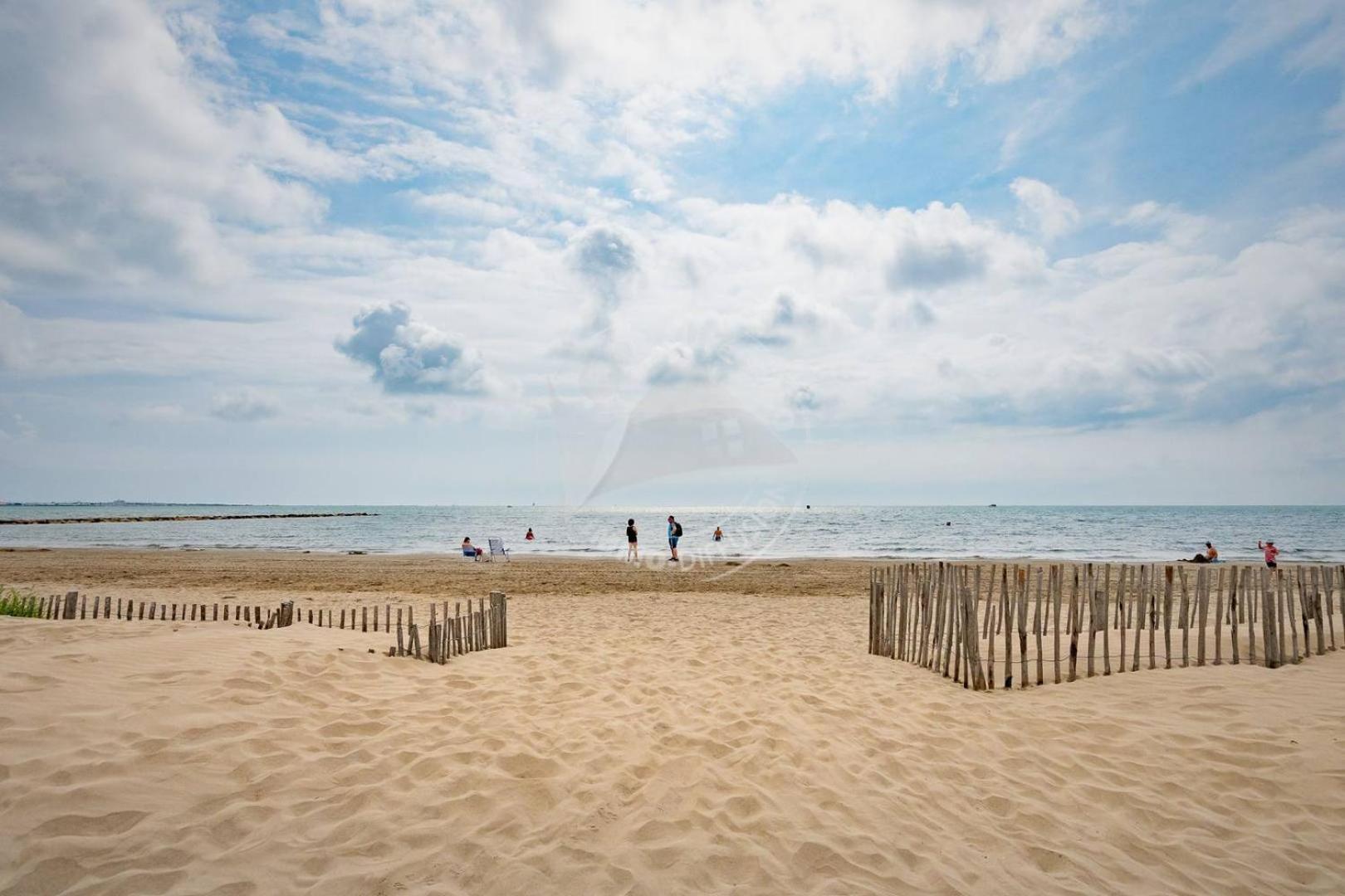 As17378 - P4 Dans Une Residence Sur La Plage Avec Vue Mer Et Piscine Le Grau-du-Roi Exteriör bild